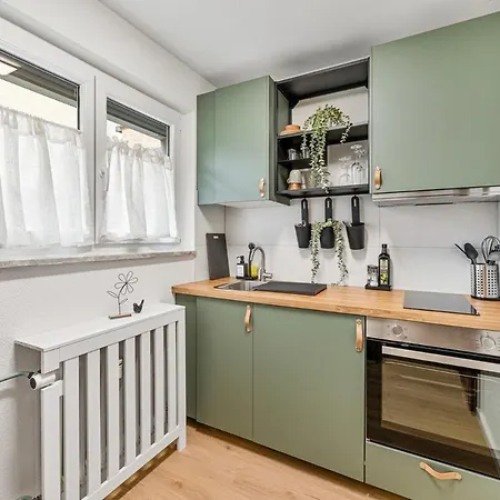 דירה Black Forest Flower